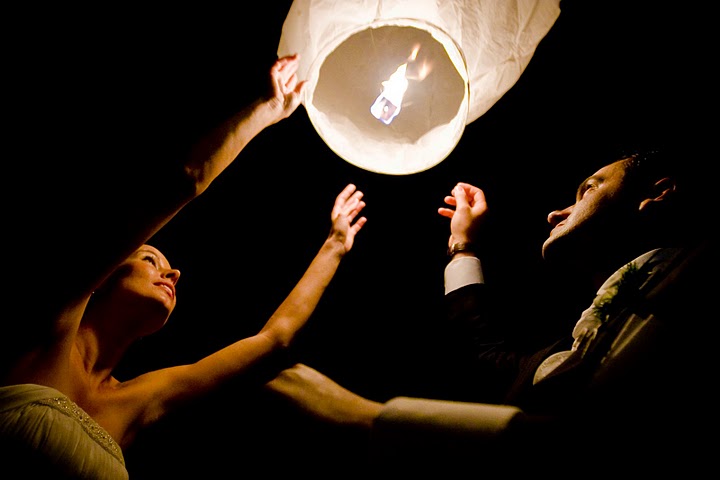 http://skylanters.ru/images/upload/wedding-sky-lantern.jpg