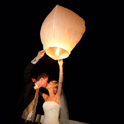 http://skylanters.ru/images/upload/wedding-sky-lanterns.jpg